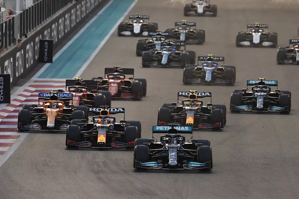 Lewis Hamilton, Mercedes W12, Max Verstappen, Red Bull Racing RB16B, Sergio Perez, Red Bull Racing RB16B, Lando Norris, McLaren MCL35M, de rest van het veld bij de start
