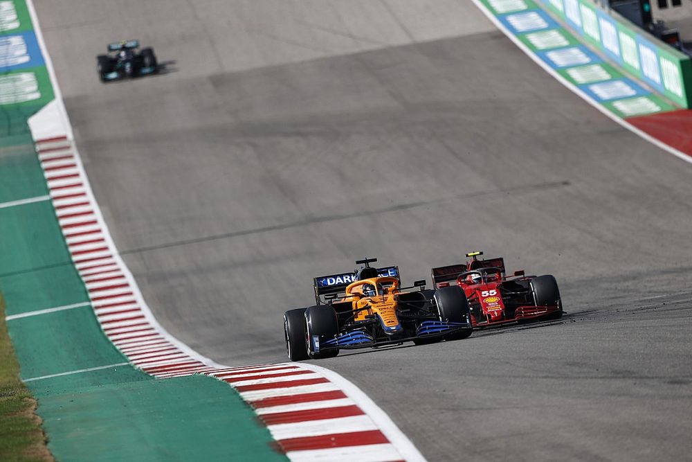 Daniel Ricciardo, McLaren MCL35M, Carlos Sainz Jr., Ferrari SF21