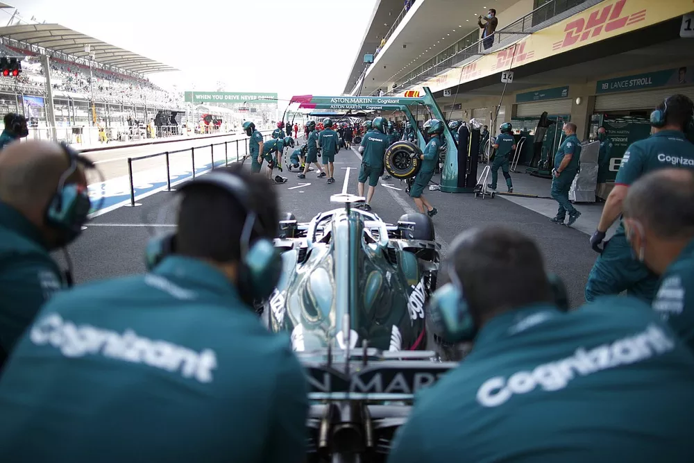 Pr&aacute;ctica de parada en boxes de Aston Martin con el coche de Sebastian Vettel, Aston Martin AMR21