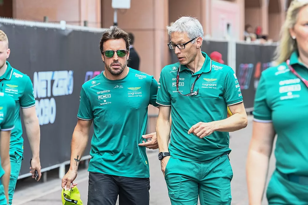 Fernando Alonso, Aston Martin F1 Team, and Mike Krack, Team Principal, Aston Martin F1 Team