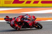 Pedrosa sospecha que Ducati 'esconde' un sistema para mantener la rueda trasera en el suelo