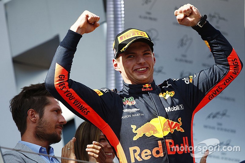 Verstappen esulta coi piedi per terra: