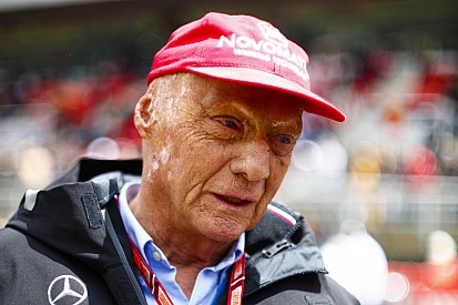 Forte gripe faz Lauda voltar a hospital na Áustria