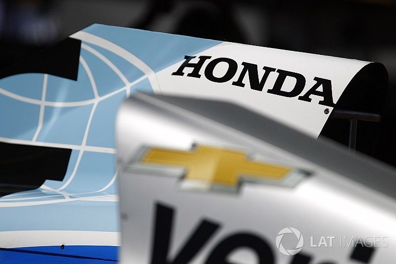 Cubiertas de motor de Max Chilton, Chip Ganassi Racing Honda y Will Power, Team Penske Chevrolet