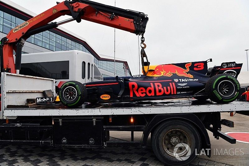 Coche de Daniel Ricciardo, Red Bull Racing RB13 es removido de la pista