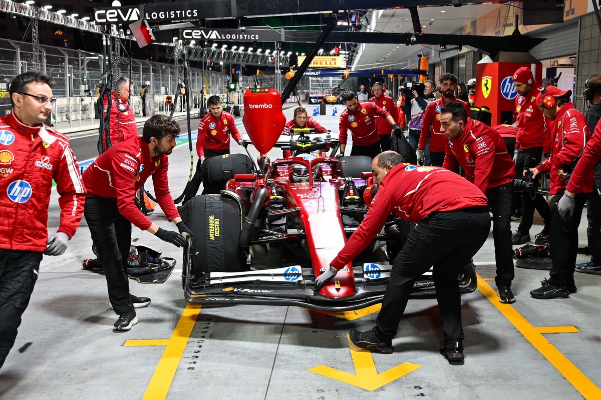 هاميلتون: سلبية الإعلام أثّرت على أفراد فريق فيراري في الفورمولا 1