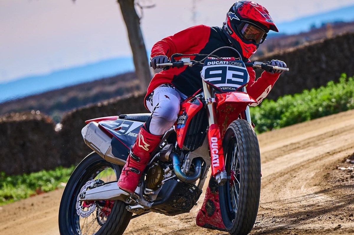 MotoGP: Dois meses após acidente, Marc Márquez volta a pilotar moto em treino com Diogo Moreira