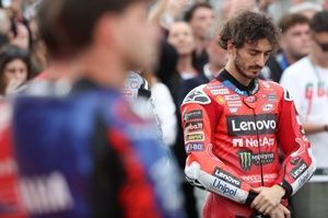 Paolo Simoncelli: "Por escuchar al grupo de Rossi, Bagnaia subestim&oacute; a M&aacute;rquez"
