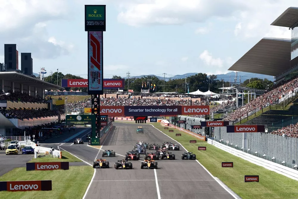 Max Verstappen, Red Bull Racing RB19, Lando Norris, McLaren MCL60, Oscar Piastri, McLaren MCL60, Charles Leclerc, Ferrari SF-23, Carlos Sainz, Ferrari SF-23, o restante da equipe na largada