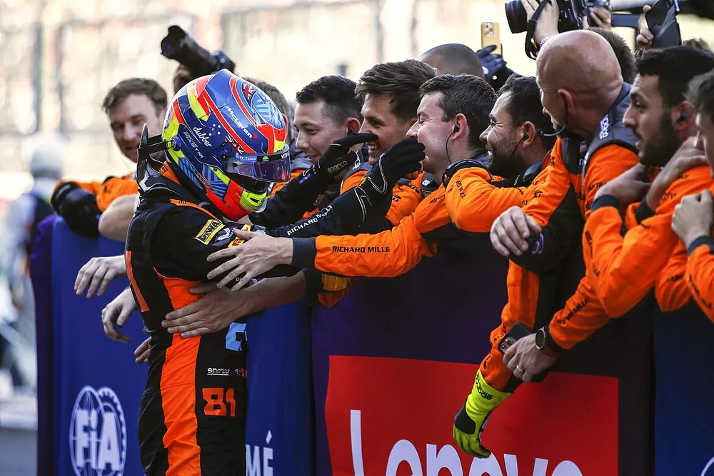 Oscar Piastri, McLaren, troisi&egrave;me, dans le parc ferm&eacute;