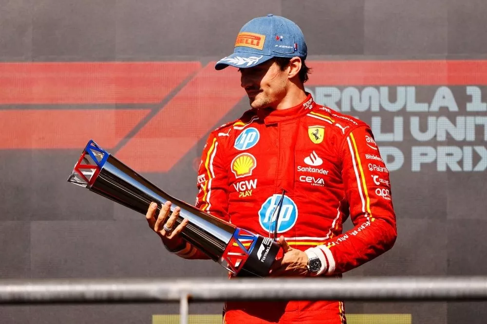 Charles Leclerc met de trofee in handen.