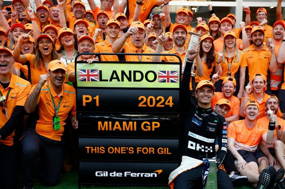 Lando Norris, McLaren F1 Team, 1st position, the McLaren team celebrate victory and dedicate the win to the late Gil de Ferran