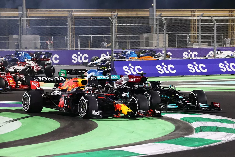 Max Verstappen, Red Bull Racing RB16B, en Lewis Hamilton, Mercedes W12, strijden bij de herstart