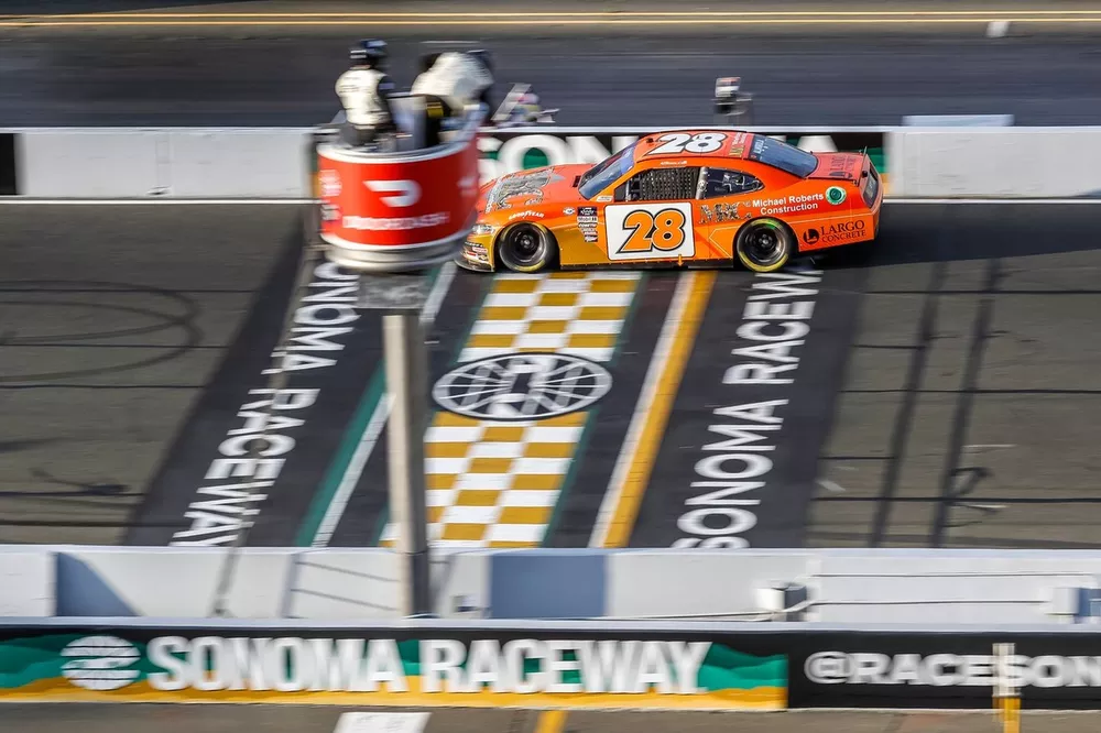 Race winner Aric Almirola, RSS Racing, Ford Mustang