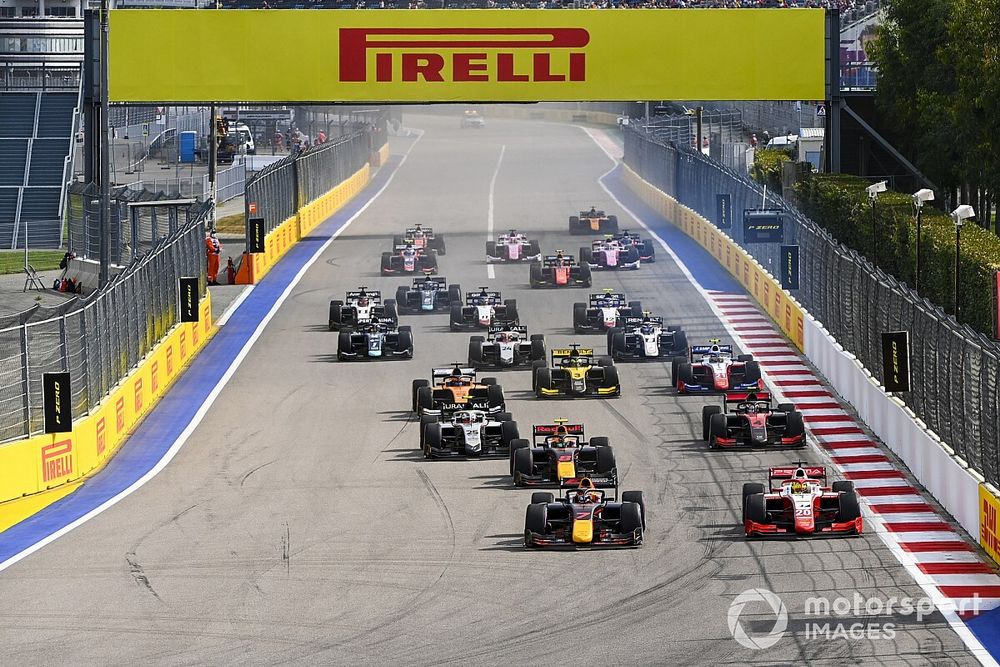 Yuki Tsunoda, Carlin and Mick Schumacher, Prema Racing battle at the start of the race