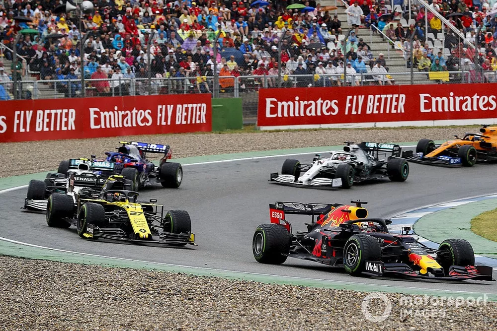 Max Verstappen, Red Bull Racing RB15, precede Nico Hulkenberg, Renault F1 Team R.S. 19, Valtteri Bottas, Mercedes AMG W10, Alexander Albon, Toro Rosso STR14, Lewis Hamilton, Mercedes AMG F1 W10, e Carlos Sainz Jr., McLaren MCL34