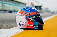 Alonso presenta un casco especial para el GP de Singapur de F1