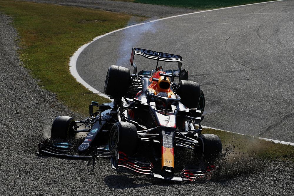 Lewis Hamilton, Mercedes W12, y Max Verstappen, Red Bull Racing RB16B chocan durante la carrera