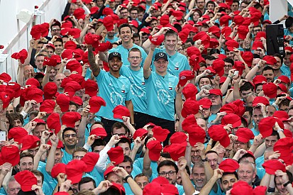 Mercedes feiert Formel-1-Titel mit besonderem Gruß an Niki Lauda