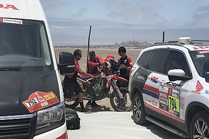 Dakar: recuperata la moto di Barreda con elicottero e 70m di corda