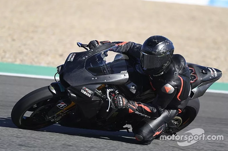 Lewis Hamilton prova la Yamaha Superbike