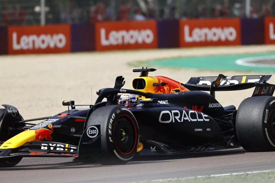 Max Verstappen, Red Bull Racing RB20, 1e positie, zwaait feestelijk op weg naar Parc Ferme