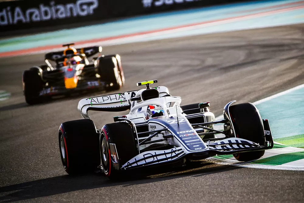 Yuki Tsunoda, AlphaTauri AT03, Max Verstappen, Red Bull Racing RB18