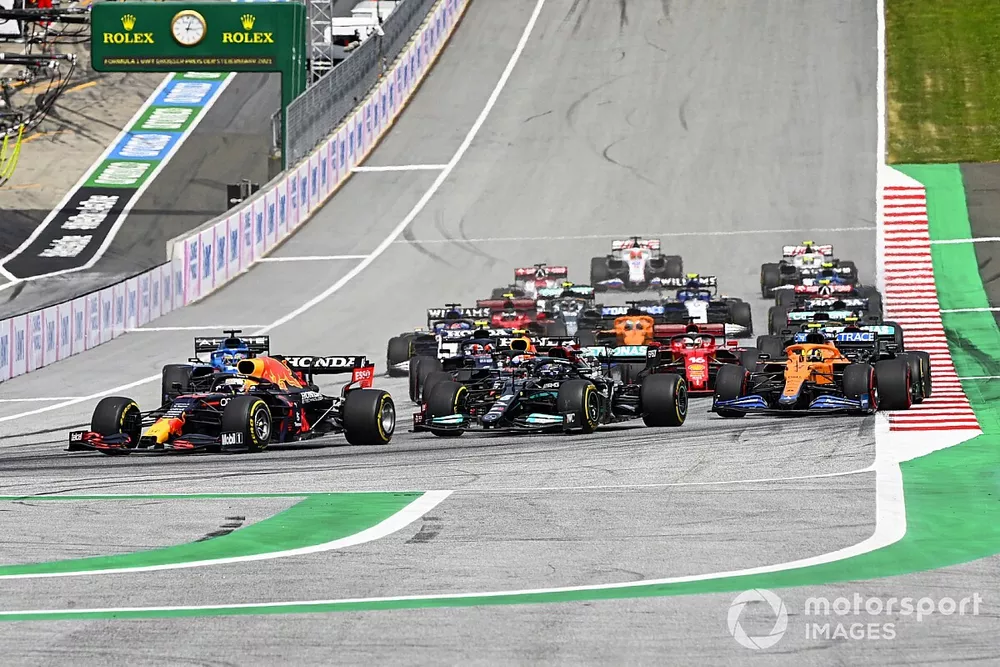 Max Verstappen, Red Bull Racing RB16B, Lewis Hamilton, Mercedes W12, Sergio Perez, Red Bull Racing RB16B, Lando Norris, McLaren MCL35M, and the rest of the field at the start