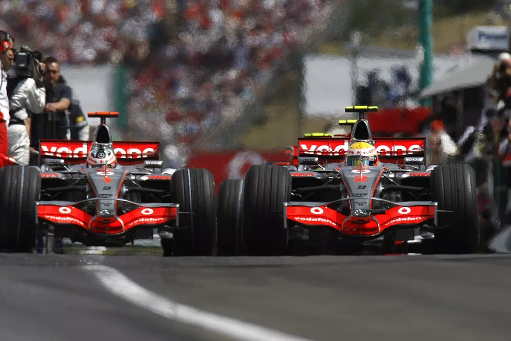 Lewis Hamilton, McLaren MP4-22, devant Fernando Alonso, McLaren MP4-22, &agrave; la sortie des stands