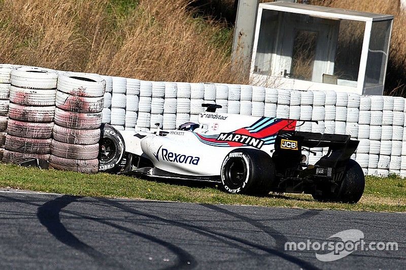 Lance Stroll, Williams FW40 se estrell&oacute; contra una barrera de neum&aacute;ticos