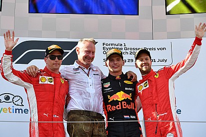 Verstappen gana y los Mercedes abandonan en Austria