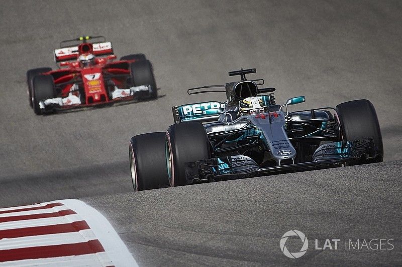 Lewis Hamilton, Mercedes AMG F1 W08, Kimi Raikkonen, Ferrari SF70H