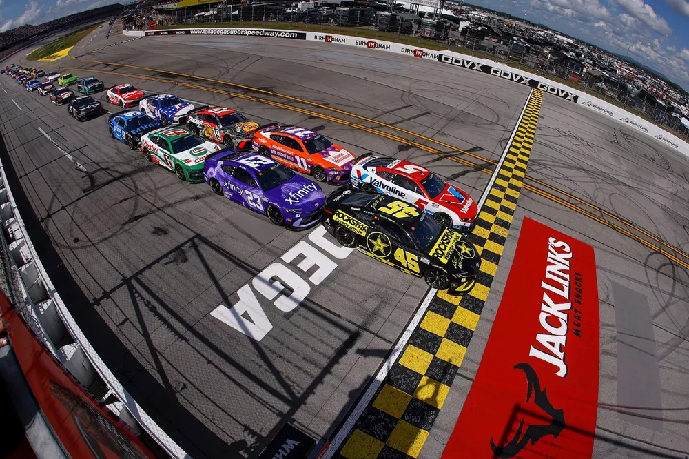 Tyler Reddick and Kyle Larson lead the field to the green flag