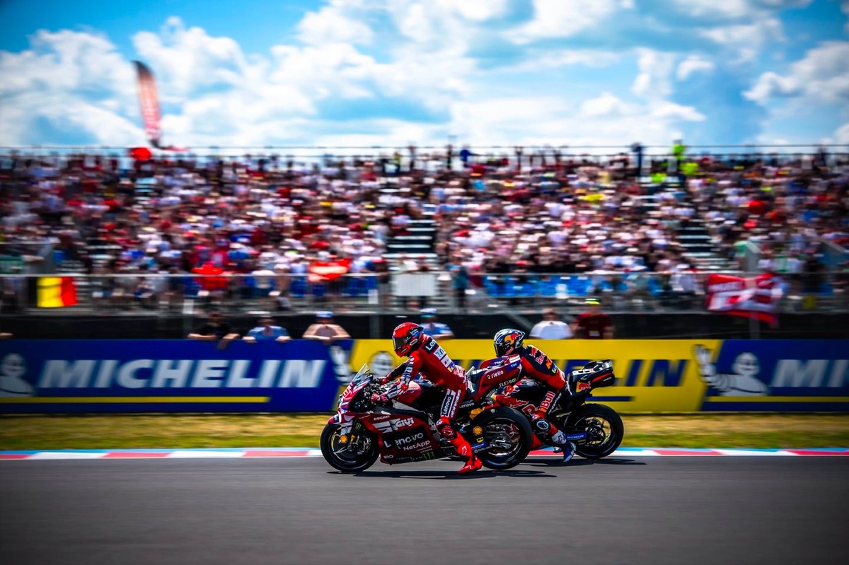 Márquez admite sentirse "orgulloso" de que a los rivales les motive adelantarle