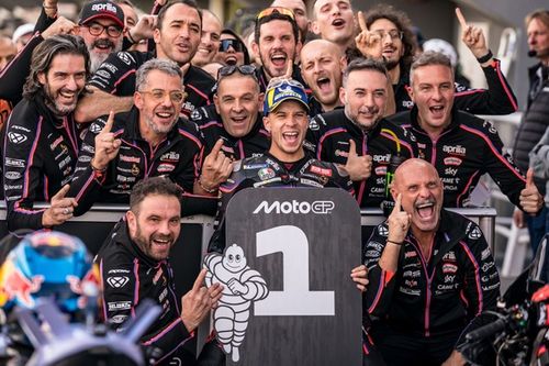 Bezzecchi baja el récord en Valencia y se queda con la última pole del MotoGP 2025