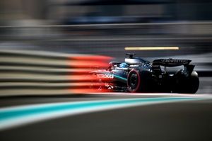 Russell bovenaan in laatste F1-training van 2025, Norris en Verstappen tweede en derde