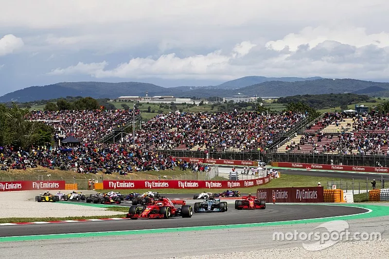 Sebastian Vettel, Ferrari SF71H, Valtteri Bottas, Mercedes AMG F1 W09, Kimi Raikkonen, Ferrari SF71H, Max Verstappen, Red Bull Racing RB14, Daniel Ricciardo, Red Bull Racing RB14, et le reste du peloton au d&eacute;part