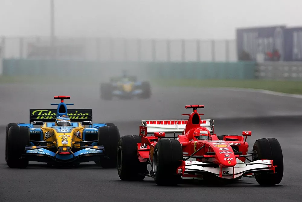 Michael Schumacher, Ferrari 248 F1 devant Fernando Alonso, Renault R26