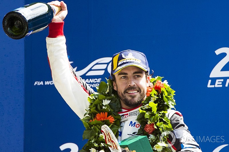 Alonso zet tweede stap richting triple crown: