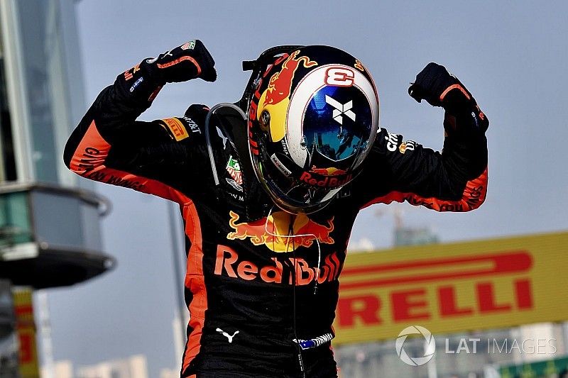 Ganador de la carrera  Daniel Ricciardo, Red Bull Racing celebra en parc ferme