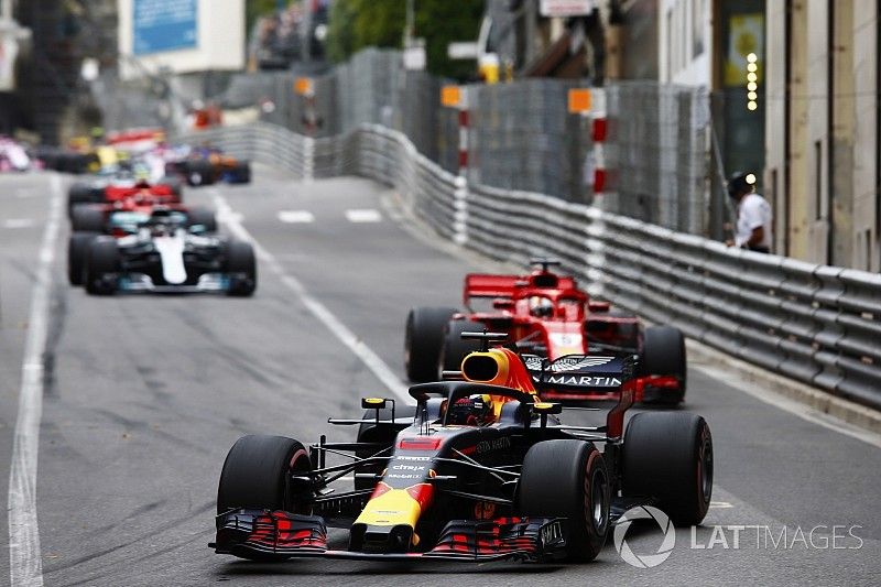 Daniel Ricciardo, Red Bull Racing RB14, leads Sebastian Vettel, Ferrari SF71H, Lewis Hamilton, Mercedes AMG F1 W09 and Sebastian Vettel, Ferrari SF71H