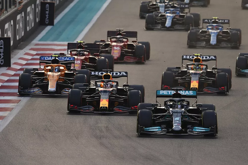 Lewis Hamilton, Mercedes W12, Max Verstappen, Red Bull Racing RB16B, Sergio Perez, Red Bull Racing RB16B, Lando Norris, McLaren MCL35M, the rest of the field at the start