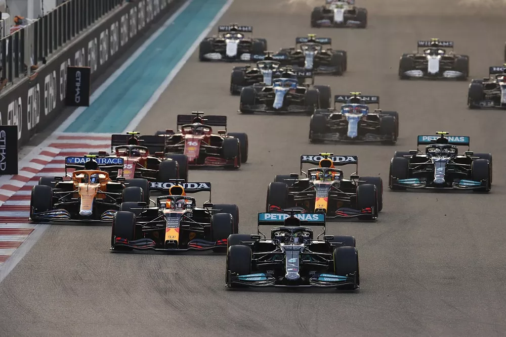 Lewis Hamilton, Mercedes W12, Max Verstappen, Red Bull Racing RB16B, Sergio Perez, Red Bull Racing RB16B, Lando Norris, McLaren MCL35M, the rest of the field at the start