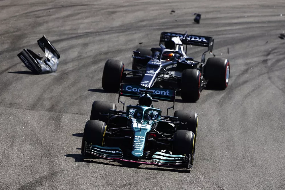 Lance Stroll, Aston Martin AMR21, and Yuki Tsunoda, AlphaTauri AT02, make contact on the opening lap