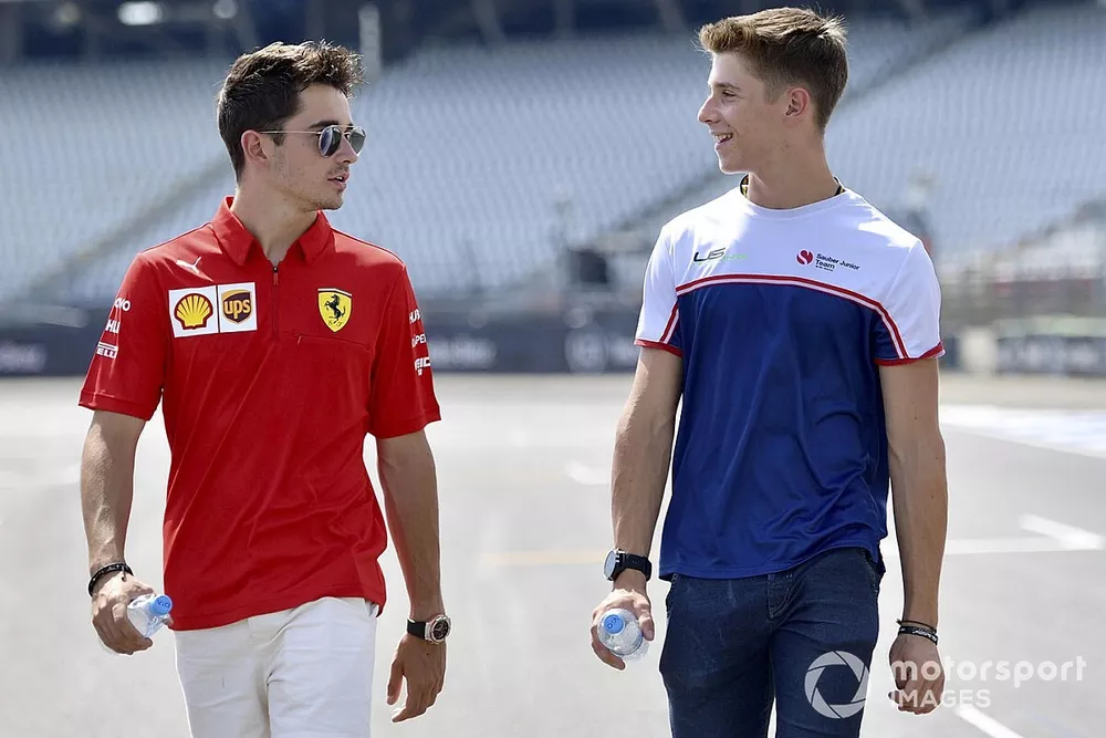 Charles Leclerc, Ferrari fait un trackwalk avec son fr&egrave;re Arthur Leclerc