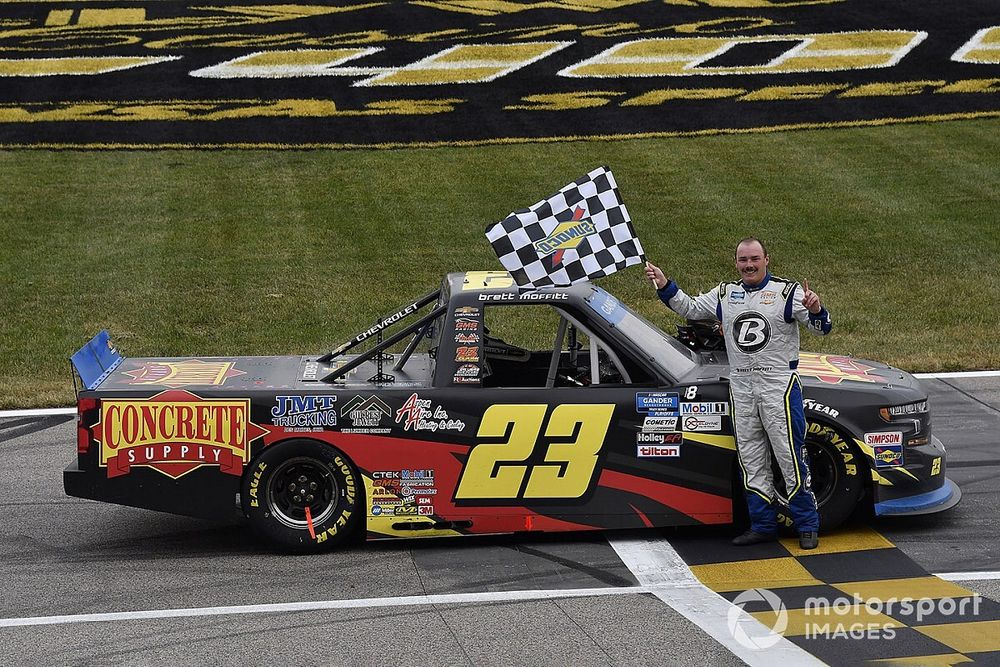 Race winner Brett Moffitt, GMS Racing, Chevrolet Silverado