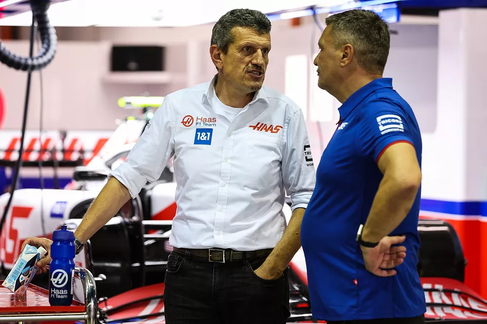 Guenther Steiner, Team Principal, Haas F1, talks to a colleague