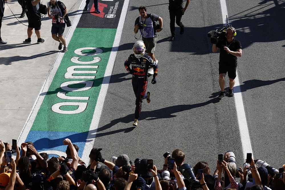 Max Verstappen, Red Bull Racing, 1&ordf; posici&oacute;n, celebra en el Parc Ferme con su equipo