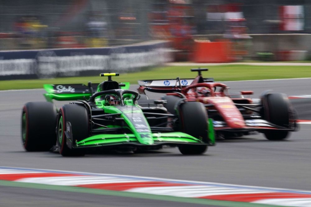 Zhou Guanyu, Stake F1 Team KICK Sauber C44, Charles Leclerc, Ferrari SF-24 