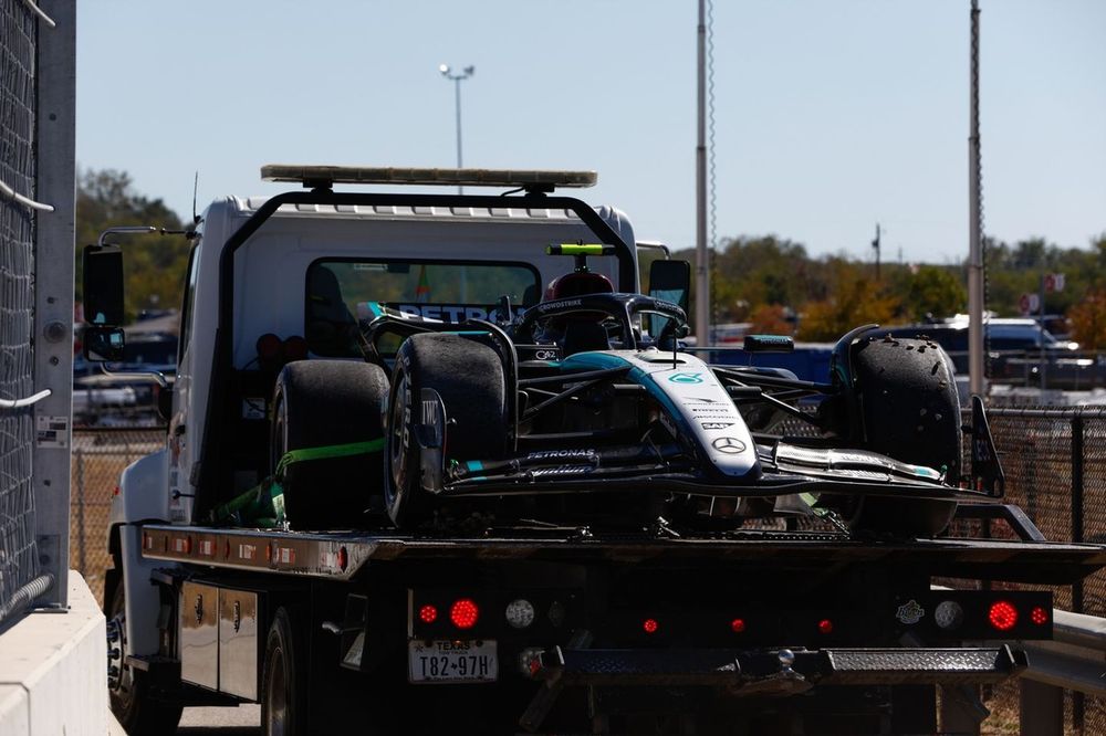 The car of Lewis Hamilton, Mercedes F1 W15, on a truck